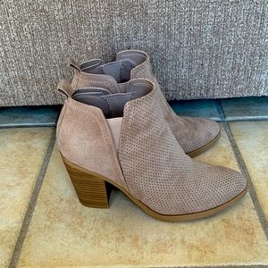 Women’s Size 8 Boots, gently used